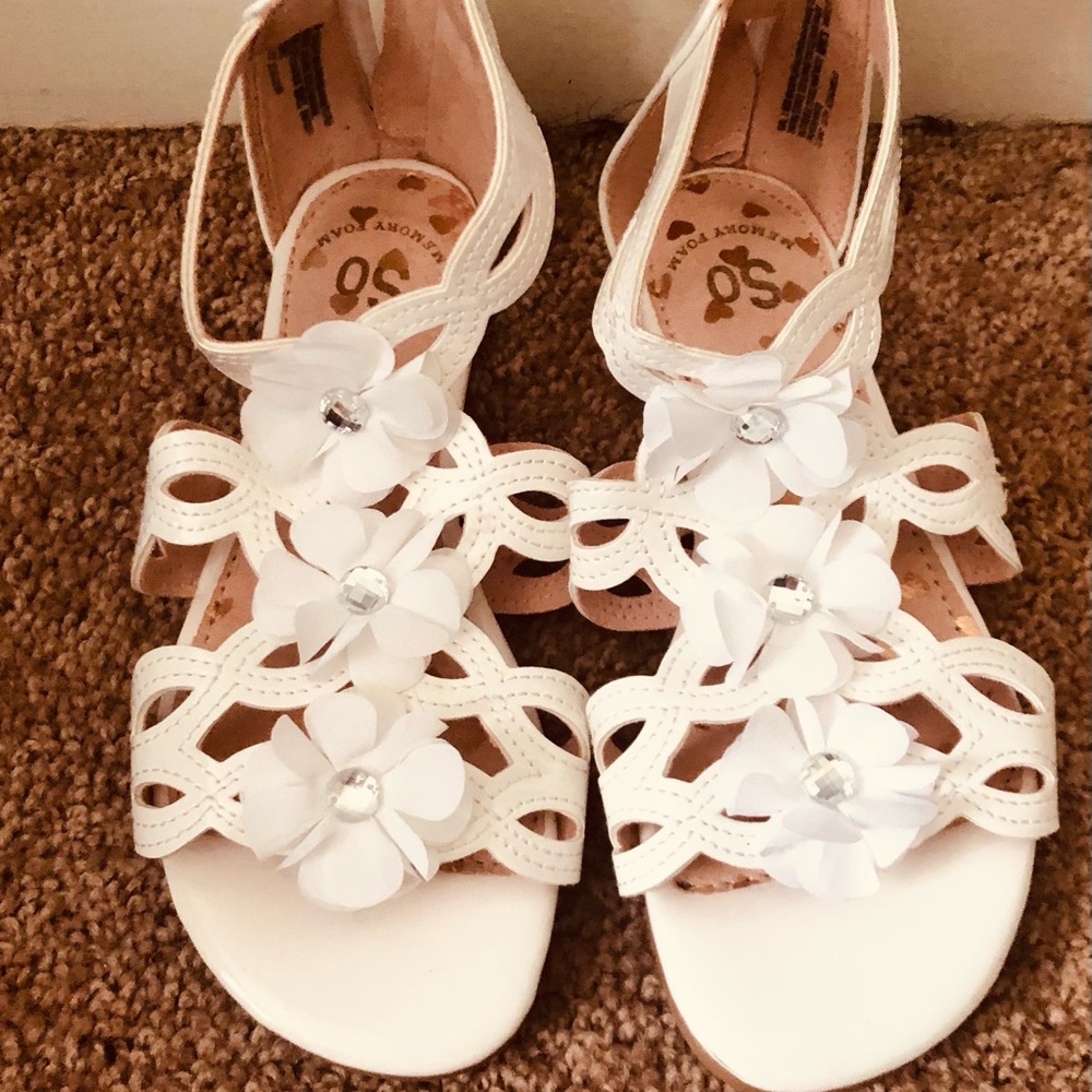 Kids White Sandals with Flower Accents and Rhinestones 🩴